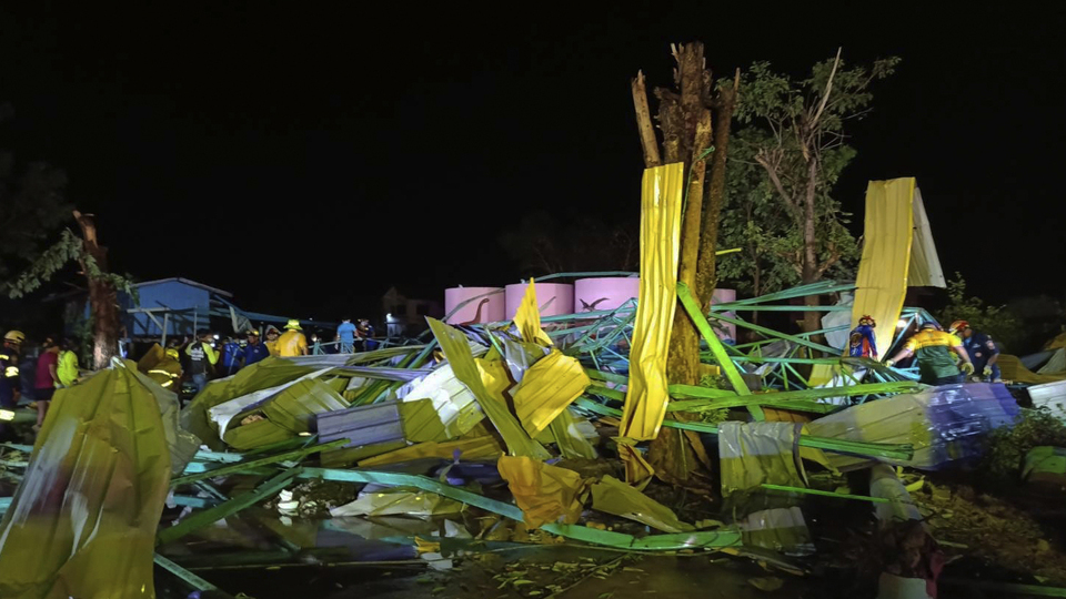 Yağmurdan kaçanların üstüne çatı çöktü: 6 kişi öldü!