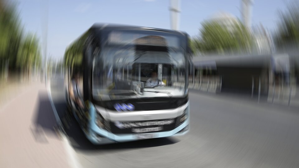 Şoförlük yapmak için otobüsün kameralarını söktü!