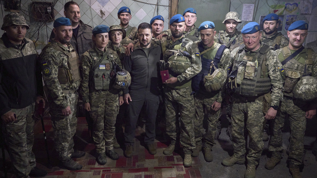 Zelenskiy Ukraynalı askerleri ziyaret etti