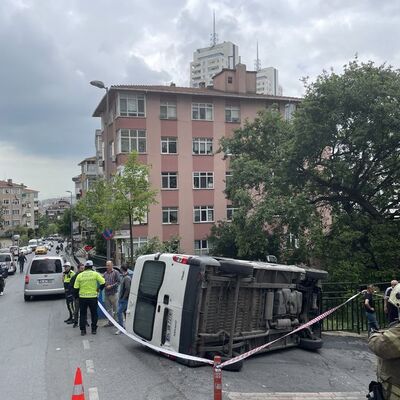 Park halindeyken kayan minibüs yayaya çarpıp devrildi!