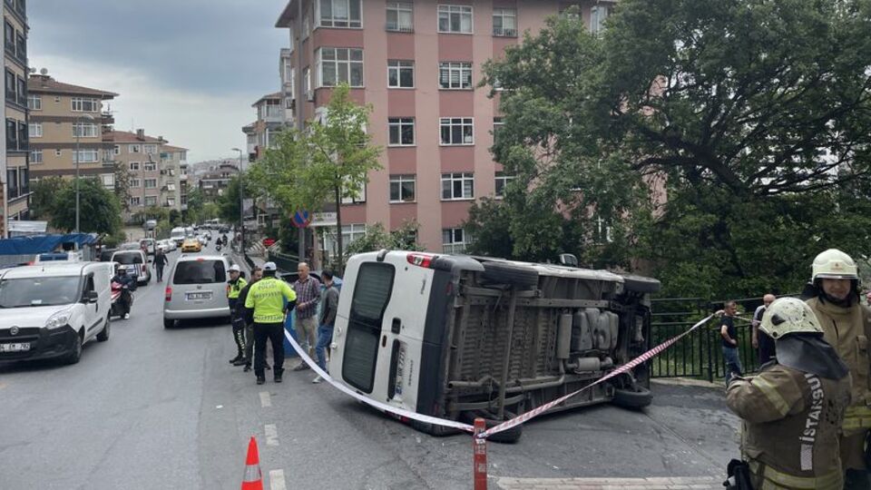 Park halindeyken kayan minibüs yayaya çarpıp devrildi!