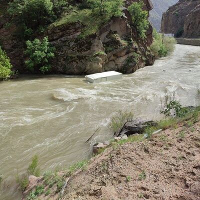 Feci kaza! Nehre düşen kamyonun sürücüsü akıntıda kayboldu