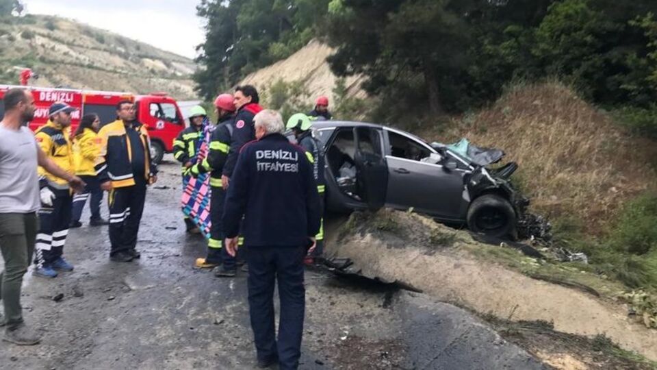 TIR metrelerce sürükledi: 1'i bebek 3 ölü, 2 yaralı