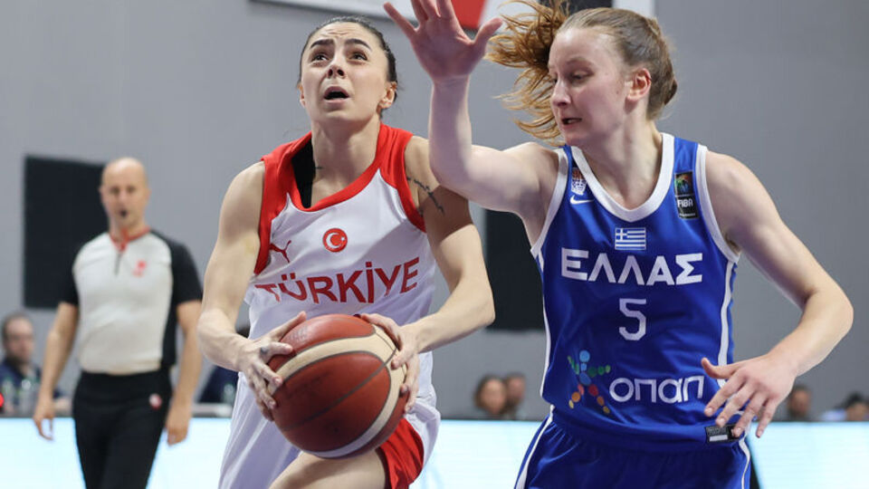 Periler, Komşu'yu devirdi