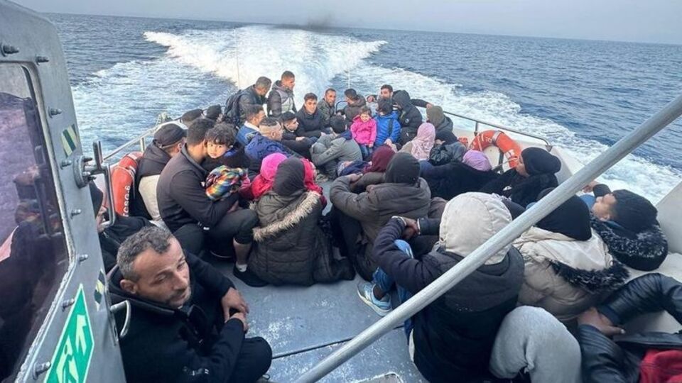 Ayvalık açıklarında 64 düzensiz göçmen yakalandı