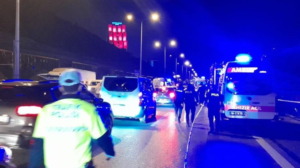 Maltepe'de otomobil belediye işçilerine çarptı: 4 ölü