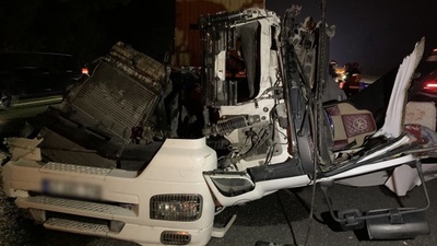 Park halindeki kamyona çarpan TIR'ın kupası parçalandı