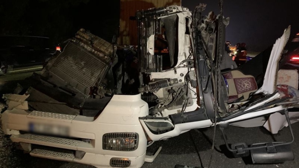 Park halindeki kamyona çarpan TIR'ın kupası parçalandı