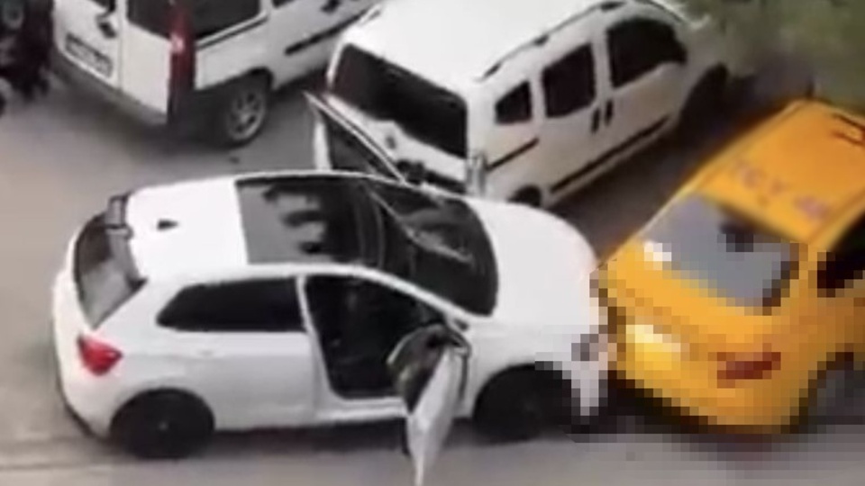 İki otomobil arasında sıkışan yaya öldü