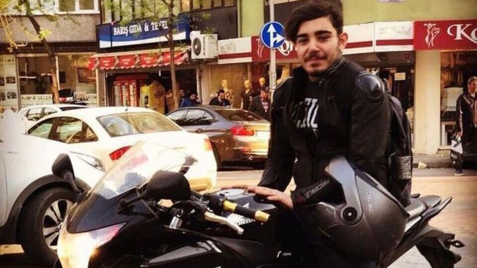 Plastik kelepçe takılmış halde ölü bulundu!