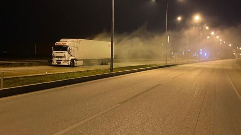 Asit yüklü TIR'da dumanlar yükseldi