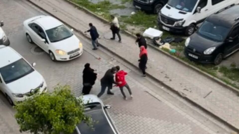 Ev sahibi kiracı kavgası: Bıçaklar çekildi 4 yaralı!