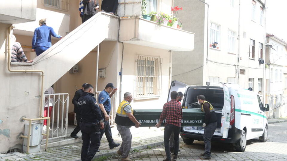 Yaşlı adam 3. kattaki dairenin penceresinden düştü