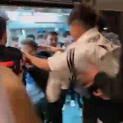 İki grup birbirine girdi! Marmaray'da feci kavga!