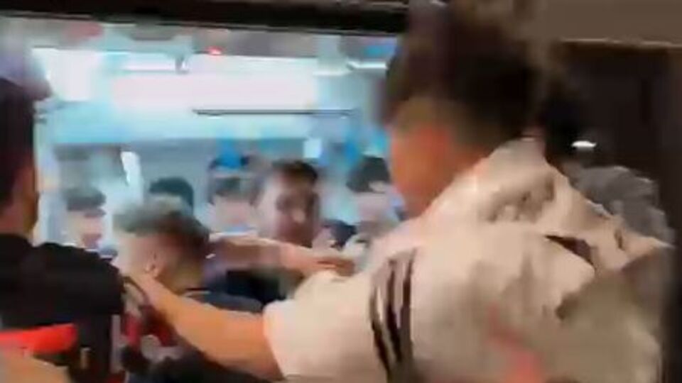 İki grup birbirine girdi! Marmaray'da feci kavga!