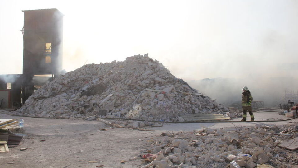 Mobilya imalathanesindeki yangın söndürüldü