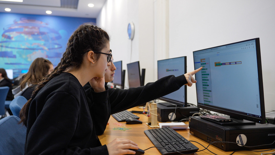 2680 kız öğrenciye kodlama eğitimi