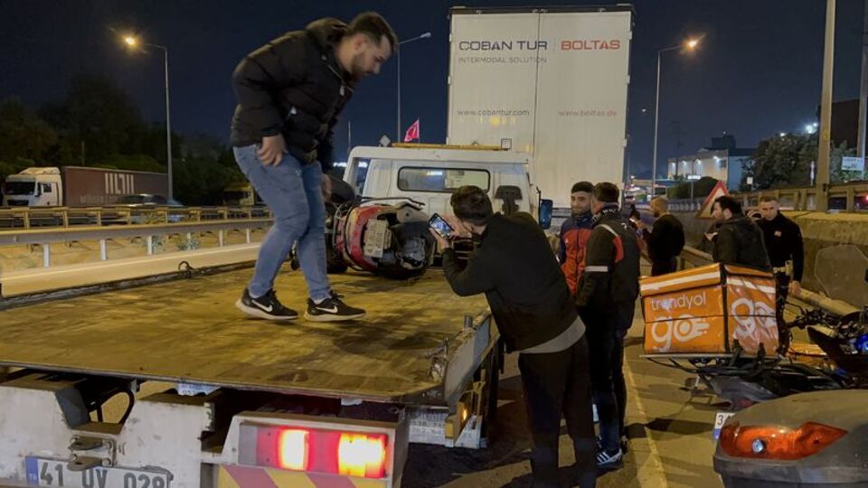 Kaza yapan TIR'a çarpan motosikletli kurye öldü