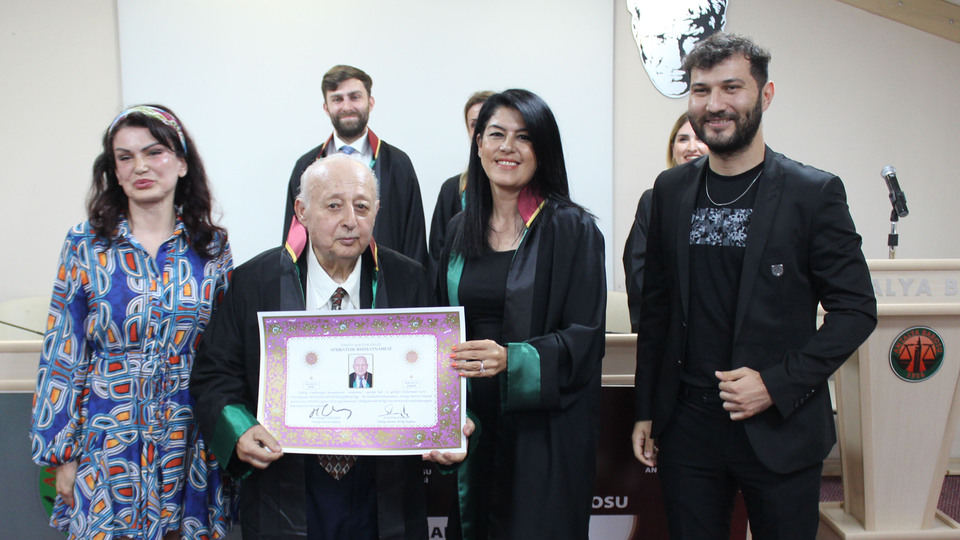 84 yaşında avukat oldu