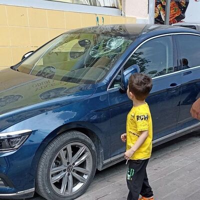 2 yaşında çocuk pencereden otomobilin üzerine düştü!