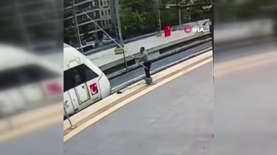 Trenin camını temizlerken elektrik akımına kapıldı!