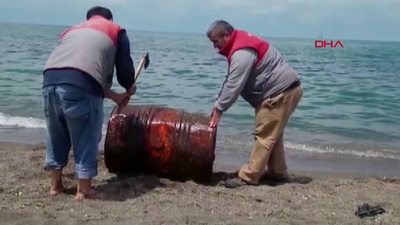 Kıyıya vuran şüpheli varili baltayla kestiler!