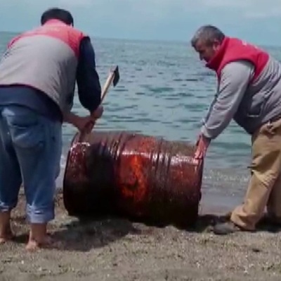 Kıyıya vuran şüpheli varili baltayla kestiler!