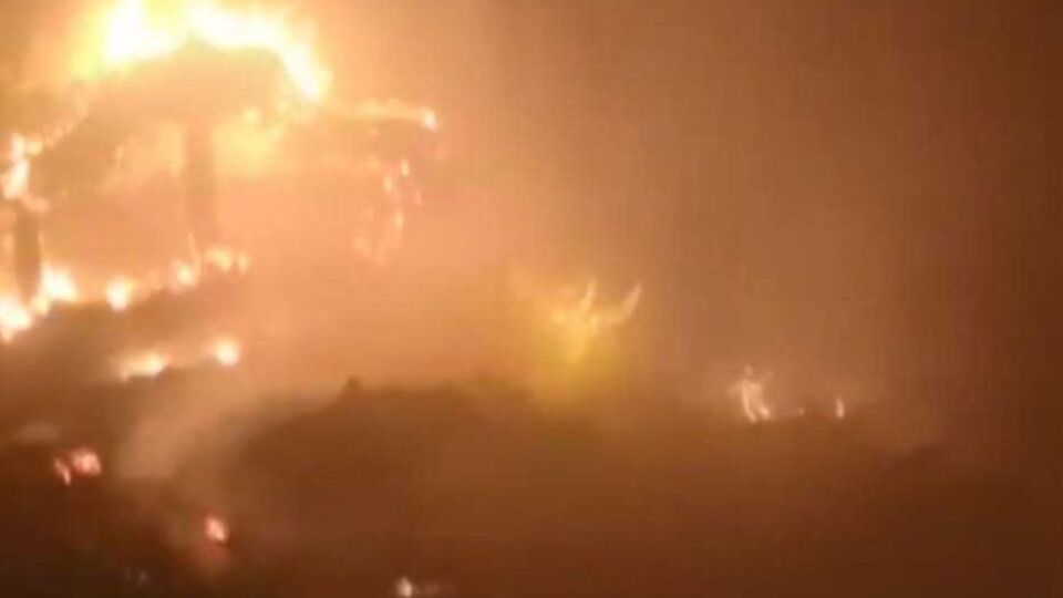 Çatılardan atlayıp girdiği evini yaktı!