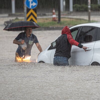 Başkent'te şiddetli yağış sele yol açtı!