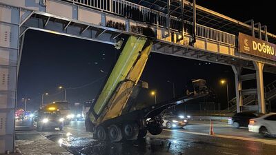 Dorsesi açılan kamyon üst geçide çarptı