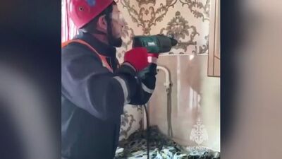 Havalandırma boşluğuna düşmüşlerdi! Duvarı kırarak kurtardılar