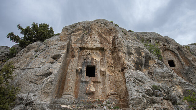 Tiyatrosu, zafer takı ve kaya mezarlarıyla Konya'nın Efes'i!