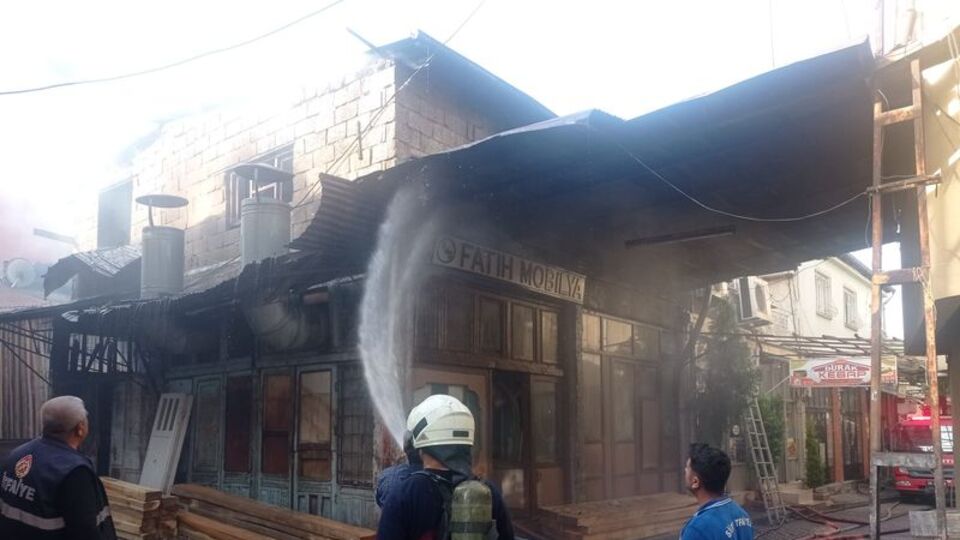 Siirt'te dükkânları küle çeviren yangın