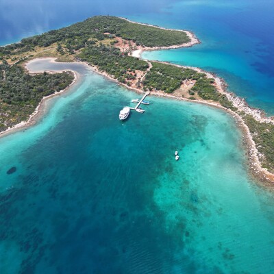 Havlu sermek, terlikle girmek yasak! Özel olarak korunuyor