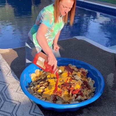 12 çocuğuna yemek hazırlayıp paylaştı, sosyal medyayı ikiye ayırdı