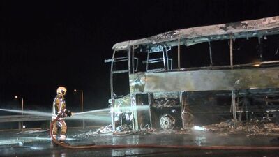 TIR'ın çarptığı yolcu otobüsü alev alev yandı: 5 yaralı