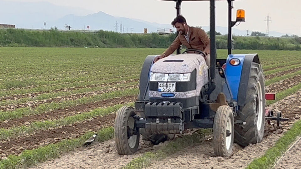 Tarladaki yuvası için traktörü durdurdu! Çiftçinin paylaşımı ilgi gördü