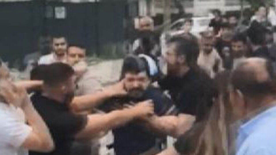 Alkollü sürücüyü çevredekiler darbetti