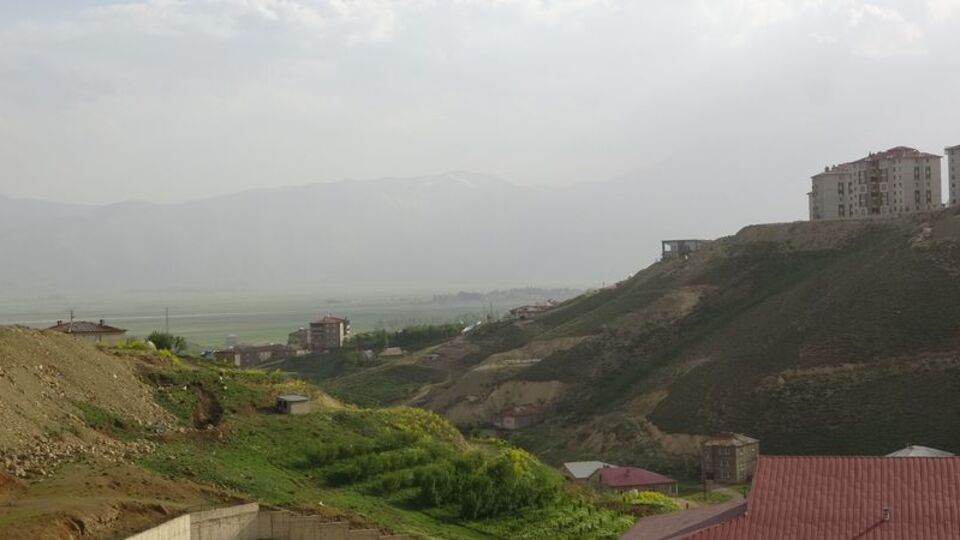 Toz bulutu dağları perdeledi