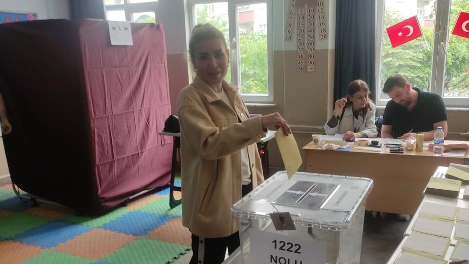 Kendi yerine imza atan kadını bulup oyunu kullandı