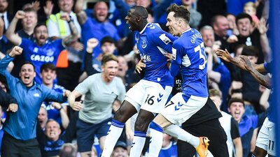 Everton kazandı ve ligde kaldı!