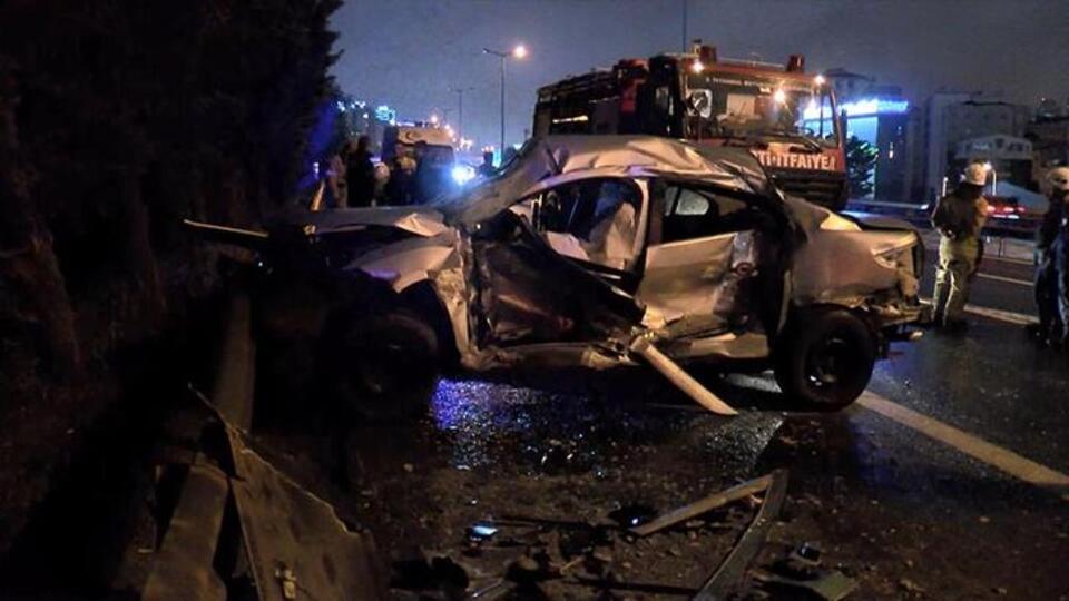 Ümraniye'de otomobil minibüse çarptı: 1 ölü, 2 yaralı