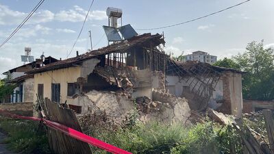 Ağır hasarlı kerpiç evin bir kısmı çöktü