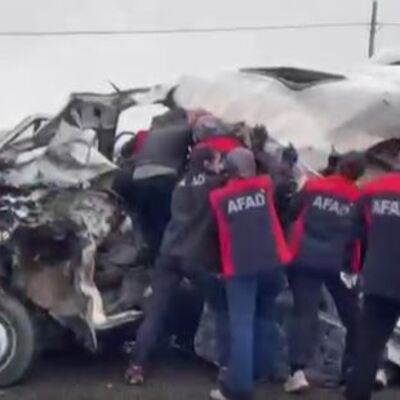 Sivas'ta TIR ile minibüs çarpıştı! Ölü ve yaralılar var