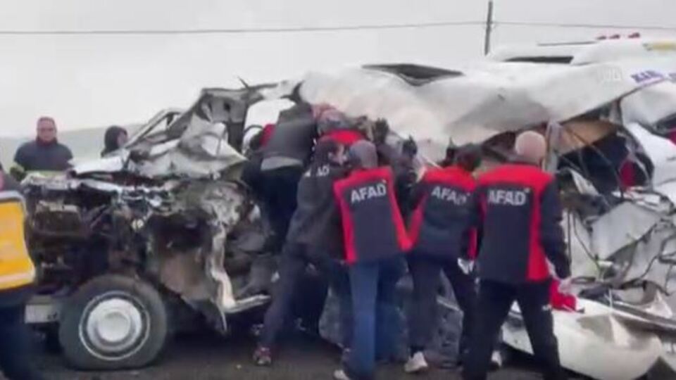 Sivas'ta TIR ile minibüs çarpıştı! Ölü ve yaralılar var