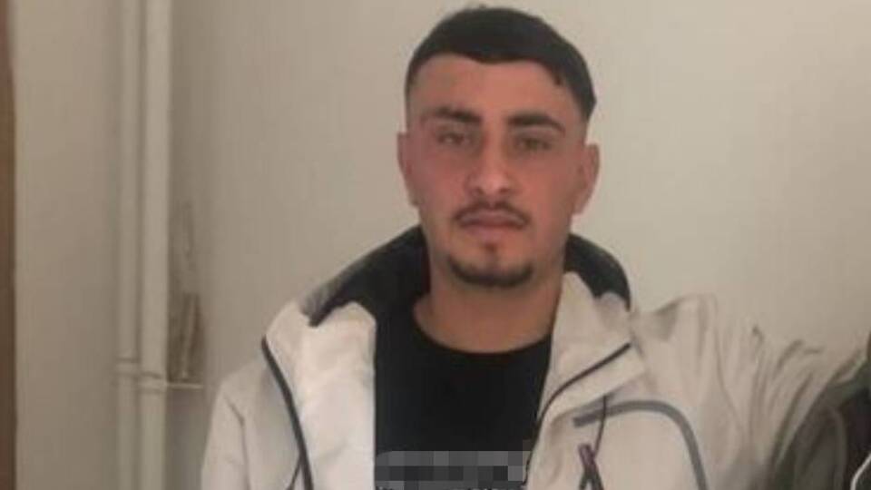 Parkta defalarca bıçaklandı