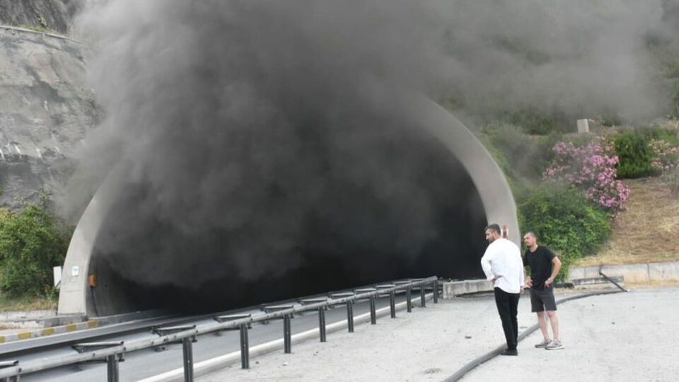 Tünelden geçen TIR'da yangın çıktı!