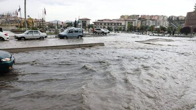 Başkentte yollar göle döndü