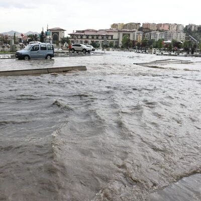 Başkentte yollar göle döndü