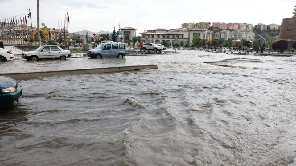 Başkentte yollar göle döndü
